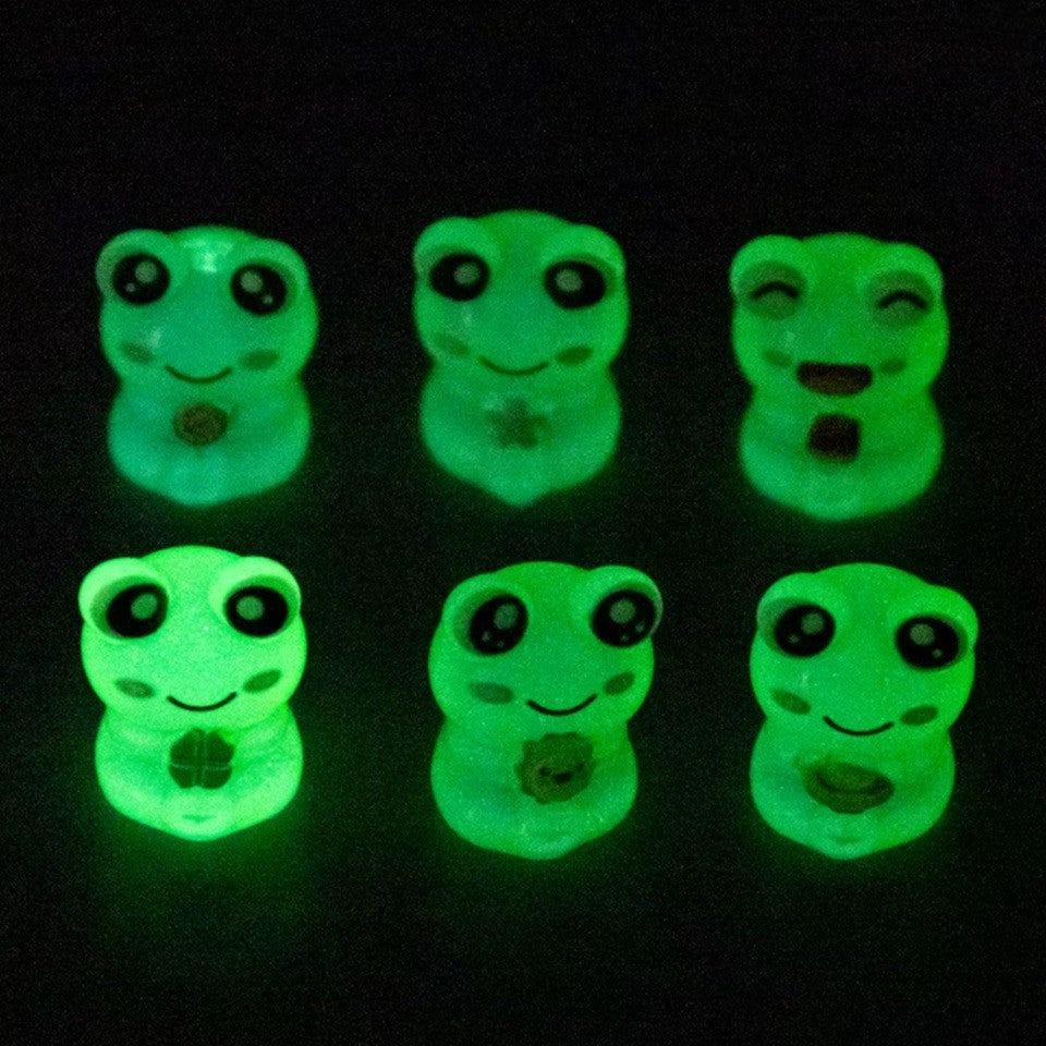 des figurines phosphorescentes en forme de grenouille vert avec de grands yeux expressifs et un design ultra
