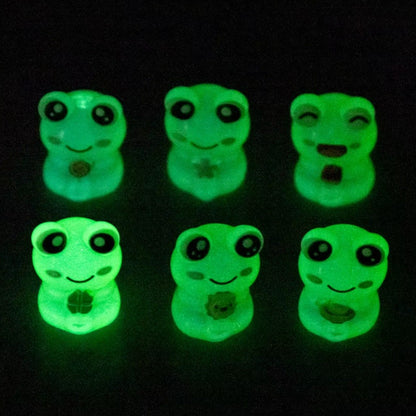 des figurines phosphorescentes en forme de grenouille vert avec de grands yeux expressifs et un design ultra
