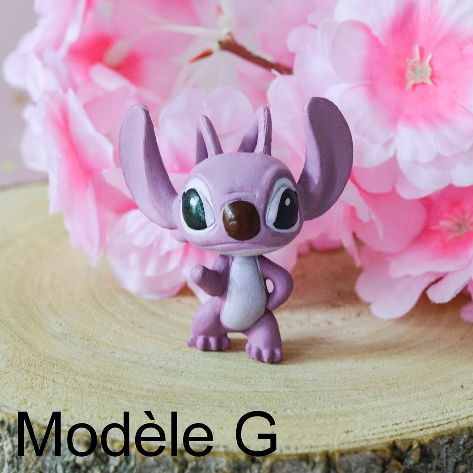 Une figurine Stitch dans une position et expression attachante et mignonne. parfaite en déco sur une étagère.