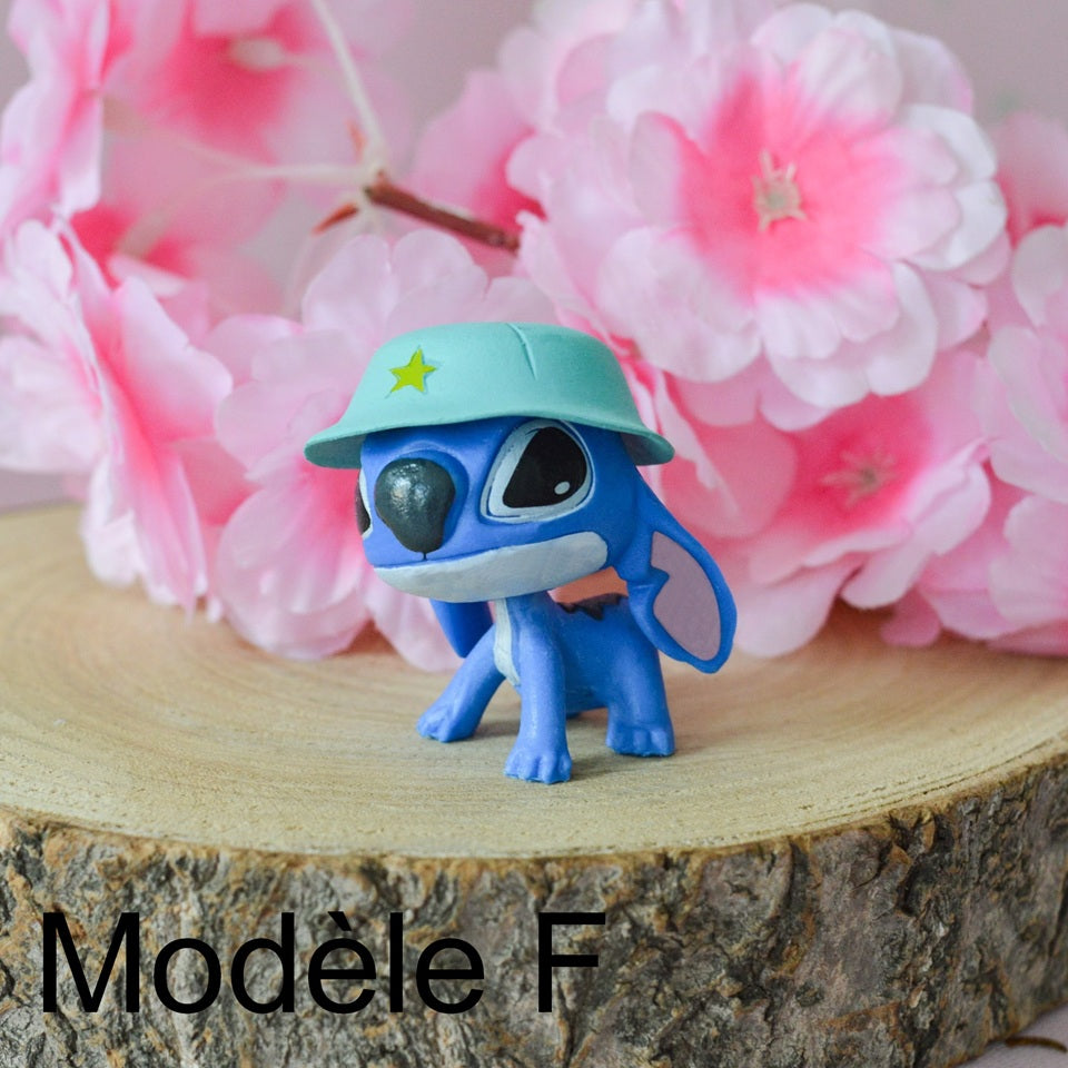 Une figurine Stitch dans une position et expression attachante et mignonne. parfaite en déco sur une étagère.