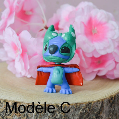 Une figurine Stitch dans une position et expression attachante et mignonne. parfaite en déco sur une étagère.