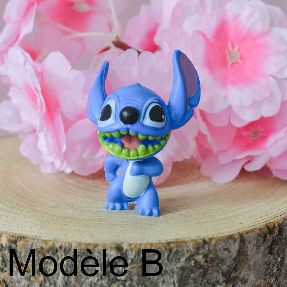 Une figurine Stitch dans une position et expression attachante et mignonne. parfaite en déco sur une étagère.