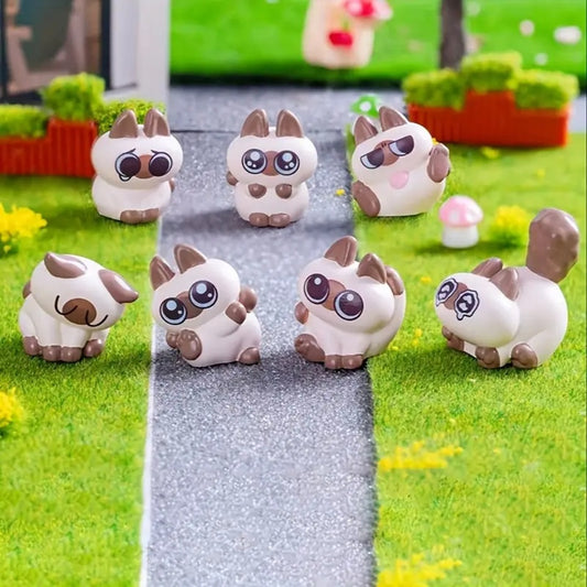 des petites figurines en forme de chat siamois hyper mignon dans différentes poses et expressions. Des miniatures à collectionner !