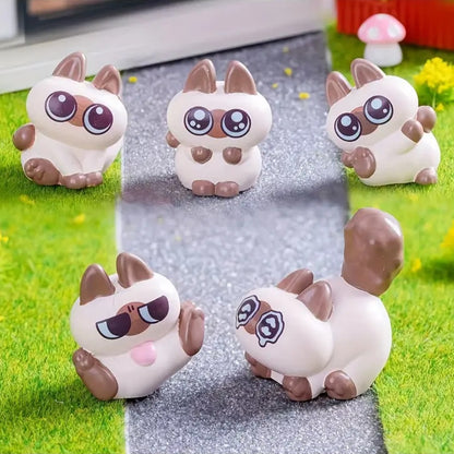 des petites figurines en forme de chat siamois hyper mignon dans différentes poses et expressions. Des miniatures à collectionner !