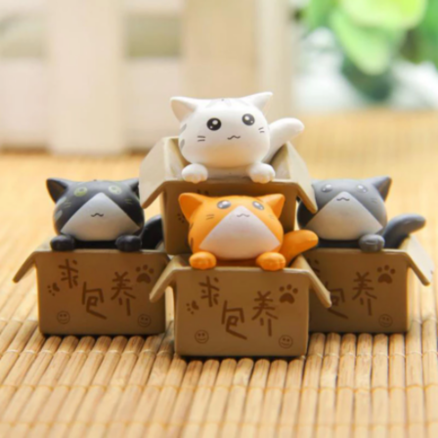 Figurine chat dans son carton