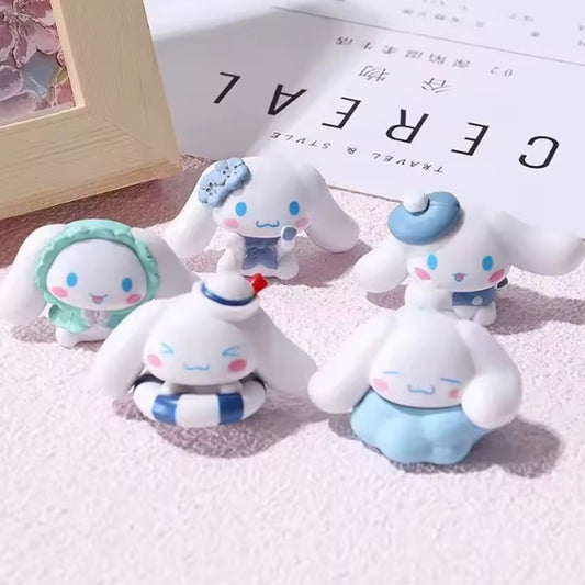 De jolies figurines Cinnamoroll qui le représente dans différentes positions  et expressions. Mignonnes et adorables, elles sont parfaites pour une collection.