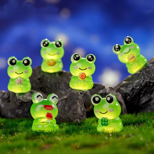 des figurines phosphorescentes en forme de grenouille vert avec de grands yeux expressifs et un design ultra
kawaii 