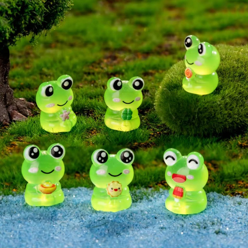 des figurines phosphorescentes en forme de grenouille vert avec de grands yeux expressifs et un design ultra
kawaii 
