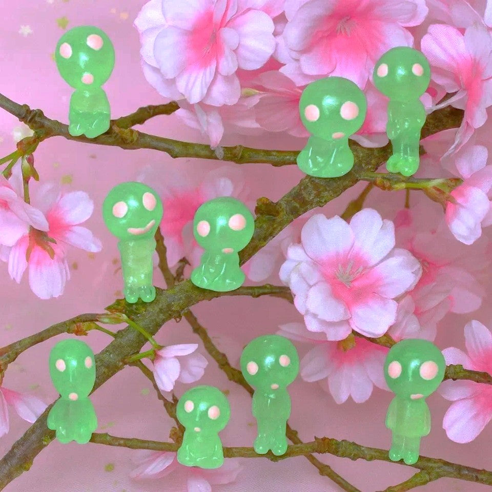 D'adorables figurines Kodama, ces petits esprits de la forêt tirés du film Princesse Mononoké. Ils sont phosphorescents et adorables avec leurs grands yeux bleus expressifs.