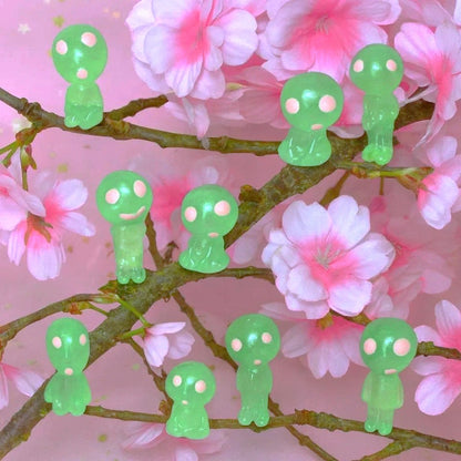 D'adorables figurines Kodama, ces petits esprits de la forêt tirés du film Princesse Mononoké. Ils sont phosphorescents et adorables avec leurs grands yeux bleus expressifs.
