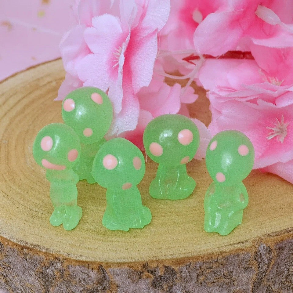 D'adorables figurines Kodama, ces petits esprits de la forêt tirés du film Princesse Mononoké. Ils sont phosphorescents et adorables avec leurs grands yeux bleus expressifs.