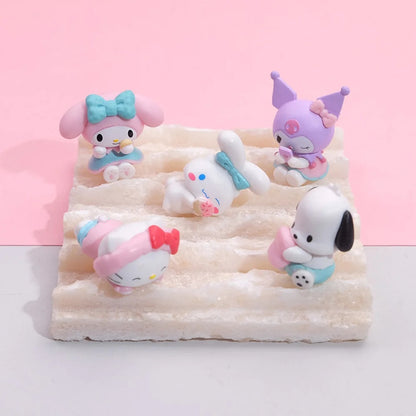 des figurines des personnages de Sanrio : Kuromi, Cinnamoroll, My Melody, Hello Kitty et Pochacco. Mini format mais maxi effet en décoration