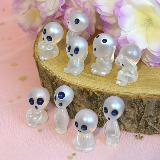 D'adorables figurines Kodama, ces petits esprits de la forêt tirés du film Princesse Mononoké. Ils sont phosphorescents et adorables avec leurs grands yeux bleus expressifs.