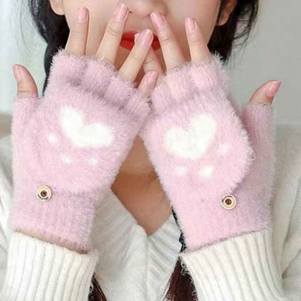 une paire de mitaines roses au design d'une patte de chat en forme de coeur qui se transforme en moufle en un clin d'oeil