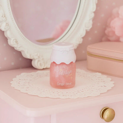 un joli gloss pailleté rose en forme de petit pot de miel. Son embout plastique permet une application confortable sans perte de matière.