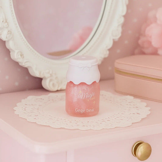 un joli gloss pailleté rose en forme de petit pot de miel. Son embout plastique permet une application confortable sans perte de matière.