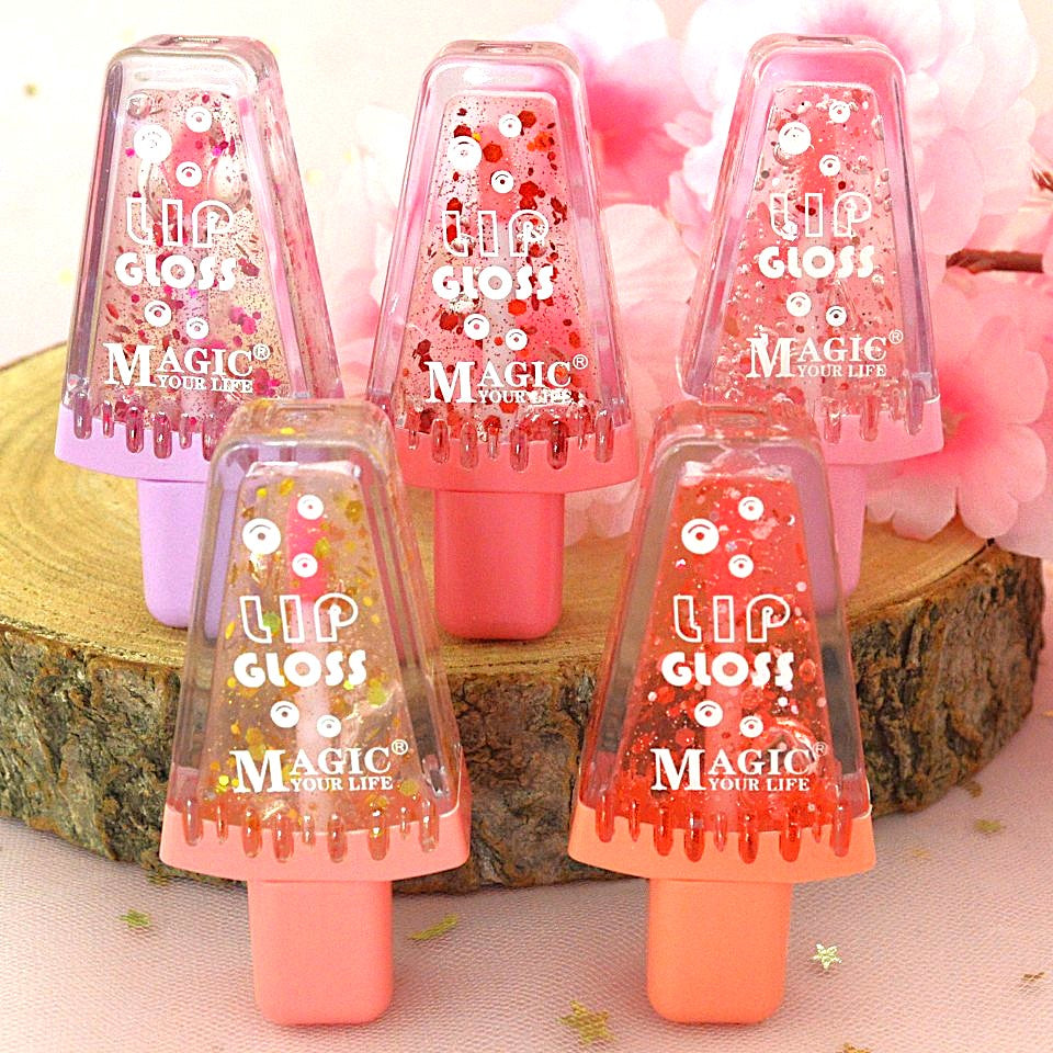 des gloss parfumé en forme de part de pastèque hyper mignon ! A l'intérieur du gloss, il y a des paillettes pour un effet encore plus brillant !