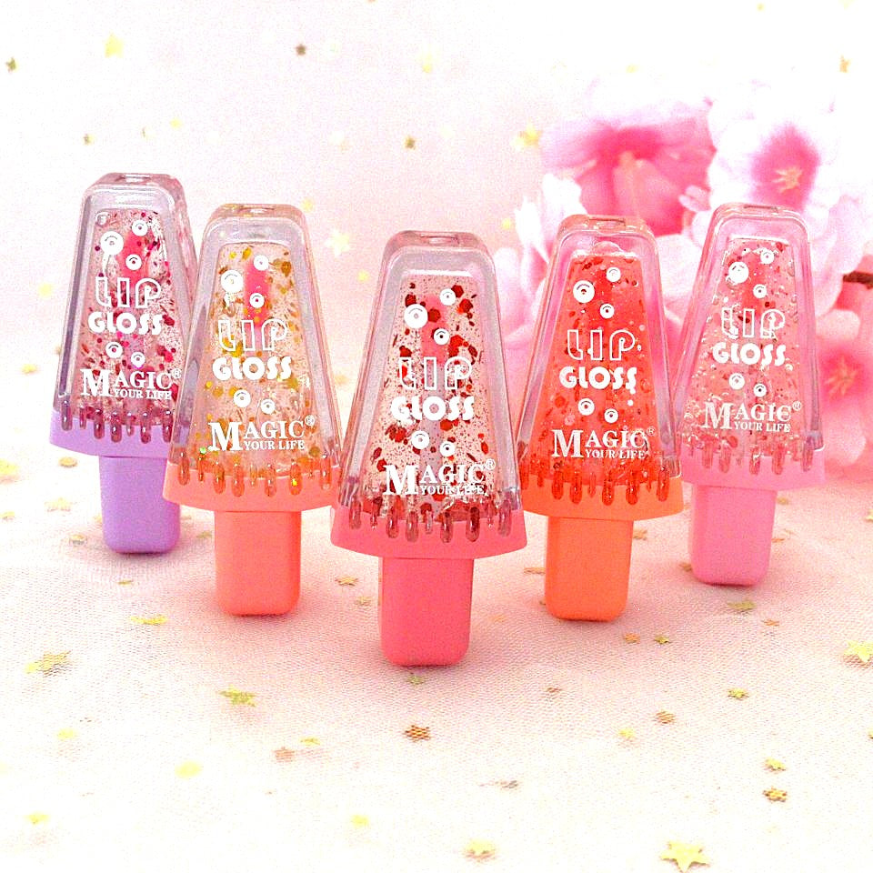 des gloss parfumé en forme de part de pastèque hyper mignon ! A l'intérieur du gloss, il y a des paillettes pour un effet encore plus brillant !