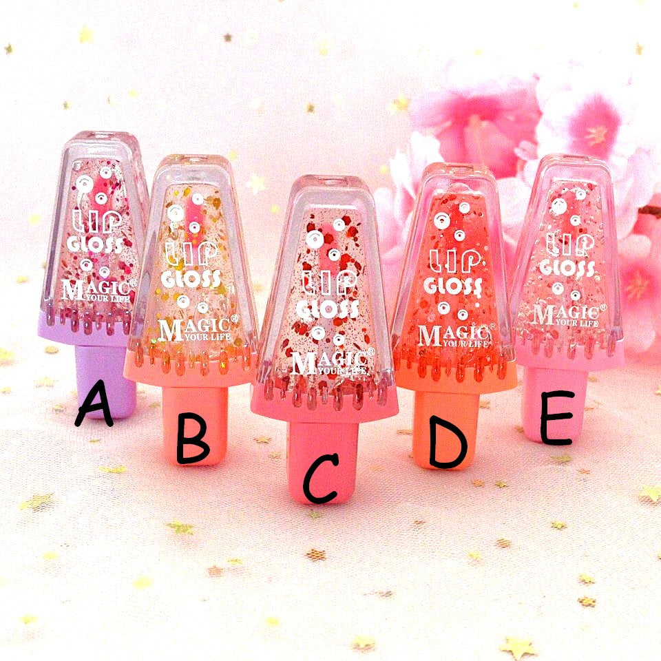 des gloss parfumé en forme de part de pastèque hyper mignon ! A l'intérieur du gloss, il y a des paillettes pour un effet encore plus brillant !