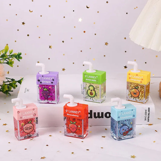 des gloss en forme de briquettes de jus de fruits. Design original et fun. Les gloss sentent les fruits et ont des paillettes pour apporter encore plus de brillance et de douceur.