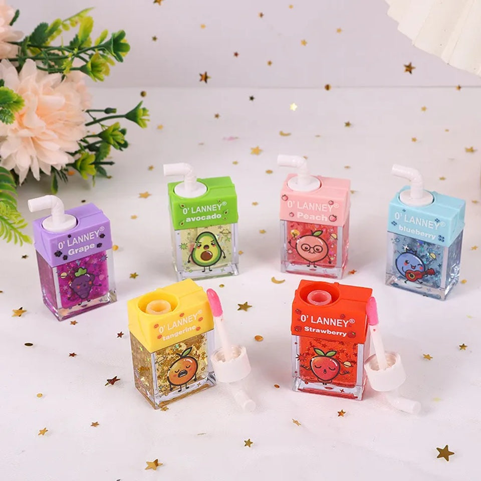des gloss en forme de briquettes de jus de fruits. Design original et fun. Les gloss sentent les fruits et ont des paillettes pour apporter encore plus de brillance et de douceur.