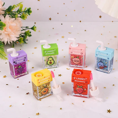 des gloss en forme de briquettes de jus de fruits. Design original et fun. Les gloss sentent les fruits et ont des paillettes pour apporter encore plus de brillance et de douceur.