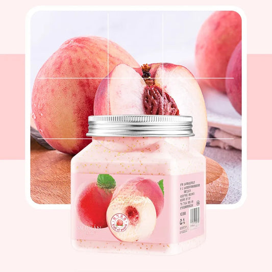 un gommage pour le corps à la pêche. Avec ses grains, il exfolie en douceur la peau tout en l'hydratant.