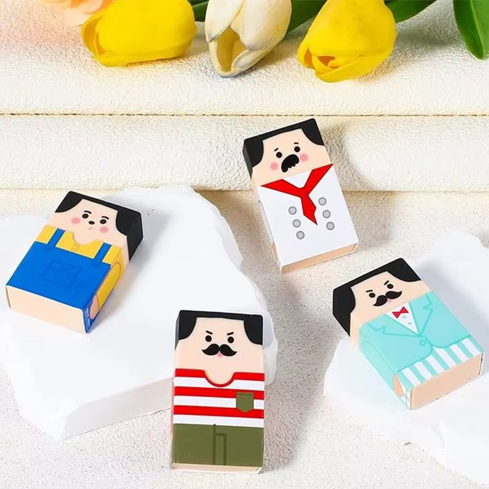 Des gommes de forme rectangulaire représentant des monsieur moustachus aux cheveux noirs. Au fur et à mesure des utilisations, le monsieur devient chauve ! Ludique, amusante à utiliser !