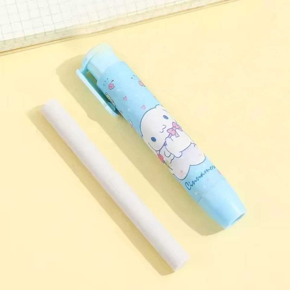 un adorable étui Cinnamoroll dans lequel est bien rangé une gomme ! Facile à utiliser (une simple pression fait sortir la gomme), la gomme reste propre  et facile à retrouver !