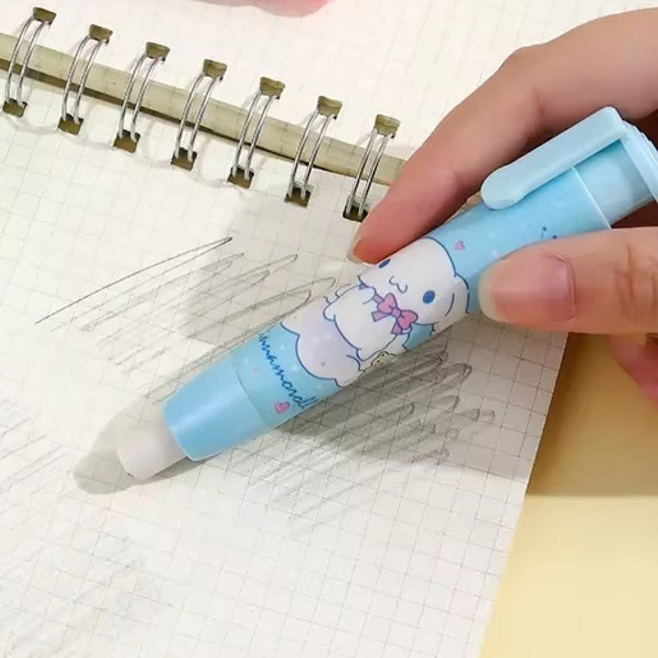 un adorable étui Cinnamoroll dans lequel est bien rangé une gomme ! Facile à utiliser (une simple pression fait sortir la gomme), la gomme reste propre  et facile à retrouver !