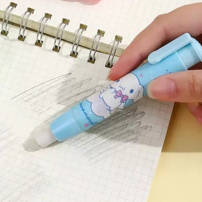 un adorable étui Cinnamoroll dans lequel est bien rangé une gomme ! Facile à utiliser (une simple pression fait sortir la gomme), la gomme reste propre  et facile à retrouver !