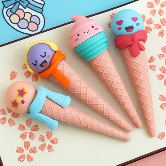des gommes au look kawaii et super mignon. Les boules de glaces se transforment en personnage kawaii avec des expressions et écharpe comme si elles avaient froid. Le design est kawaii à souhait.