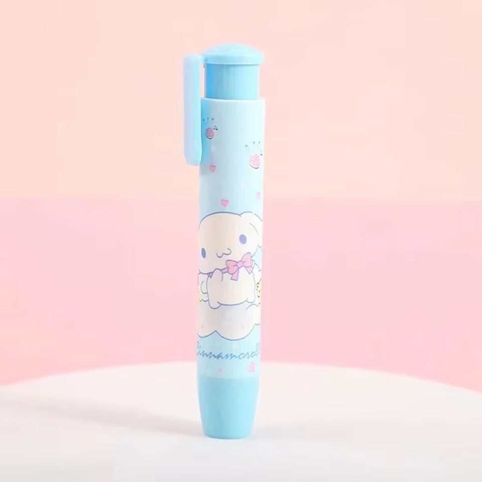 un adorable étui Cinnamoroll dans lequel est bien rangé une gomme ! Facile à utiliser (une simple pression fait sortir la gomme), la gomme reste propre  et facile à retrouver !