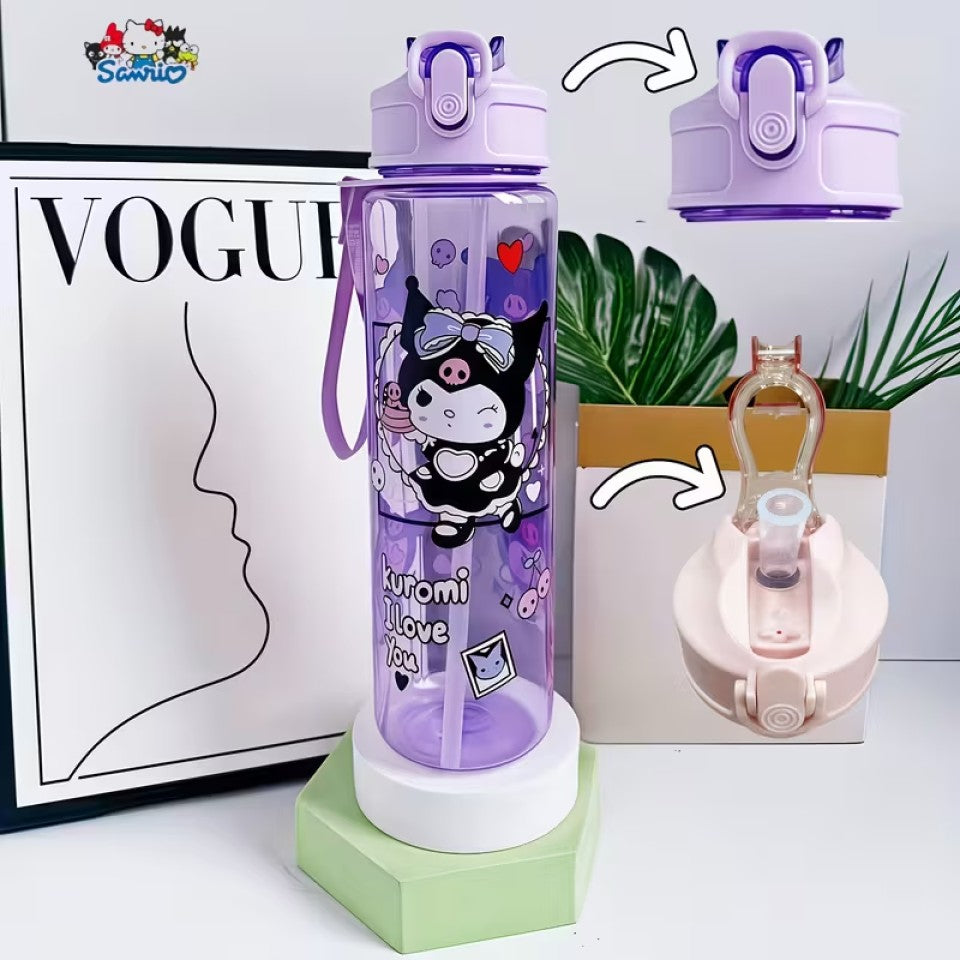 une gourde en plastique au design et couleurs de kuromi hyper mignonne. Elle a une paille intégrée et une sangle de transport.