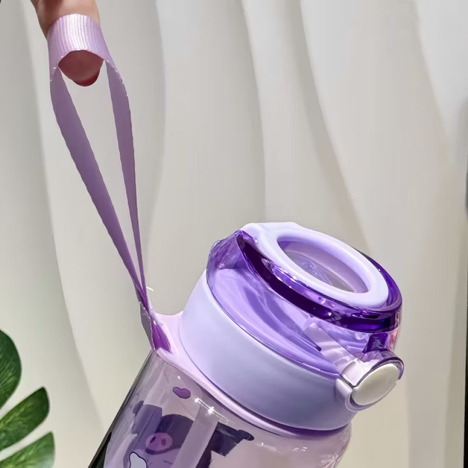 une gourde en plastique au design et couleurs de kuromi hyper mignonne. Elle a une paille intégrée et une sangle de transport.