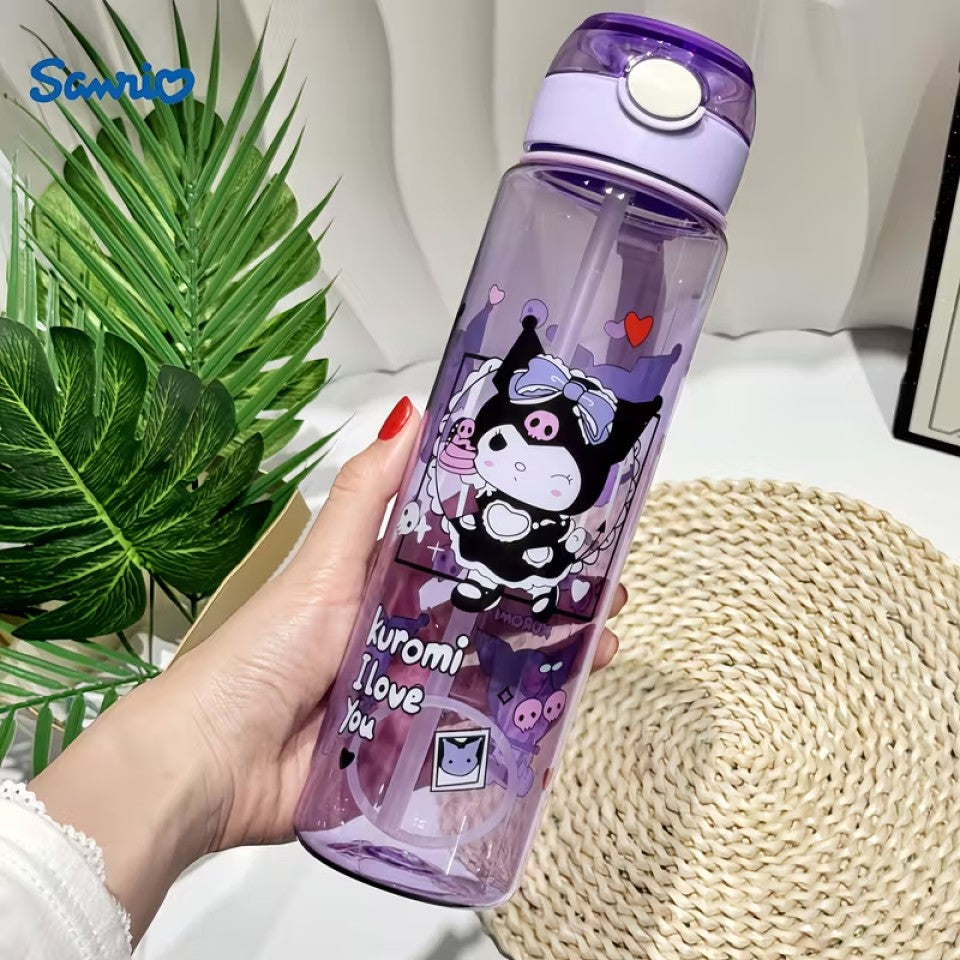 une gourde en plastique au design et couleurs de kuromi hyper mignonne. Elle a une paille intégrée et une sangle de transport.