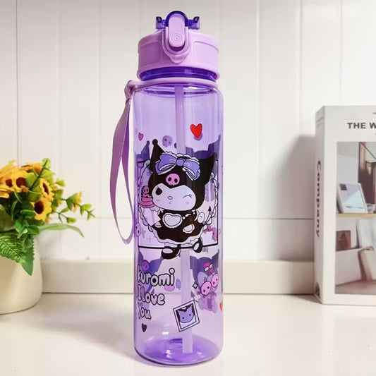une gourde en plastique au design et couleurs de kuromi hyper mignonne. Elle a une paille intégrée et une sangle de transport.