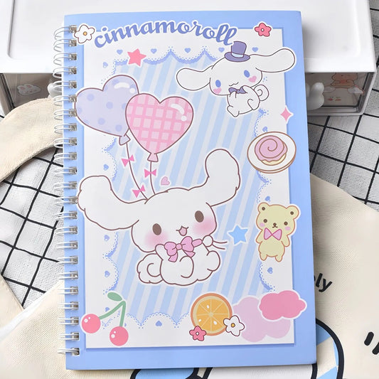 un grand carnet à spirales aux couleurs de l'adorable cinnamoroll. Dans les tons bleu pastel et blanc, il reprend le personnage Cinnamoroll dans une scène tendre et toute douce : il est suspendu à des ballons et entouré de fruits et de gourmandises. Touche colorée et adorable !