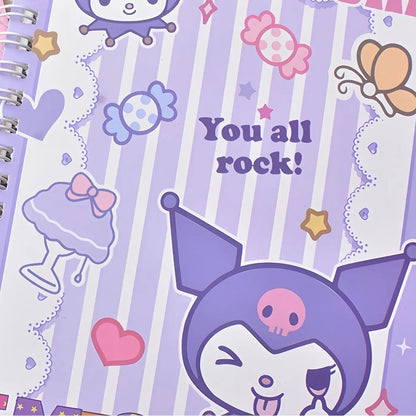 un grand carnet à spirales au coloris de kuromi, le personnage rebel de Sanrio. On la retrouve ici en train de faire une grimace et de tirer la langue. Touche fun, original et pleine de pep's !