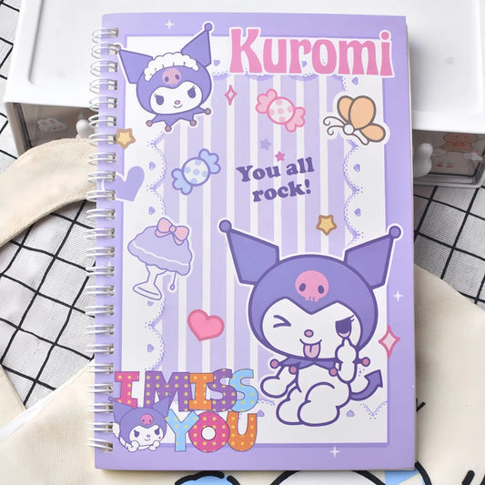 un grand carnet à spirales au coloris de kuromi, le personnage rebel de Sanrio. On la retrouve ici en train de faire une grimace et de tirer la langue. Touche fun, original et pleine de pep's !