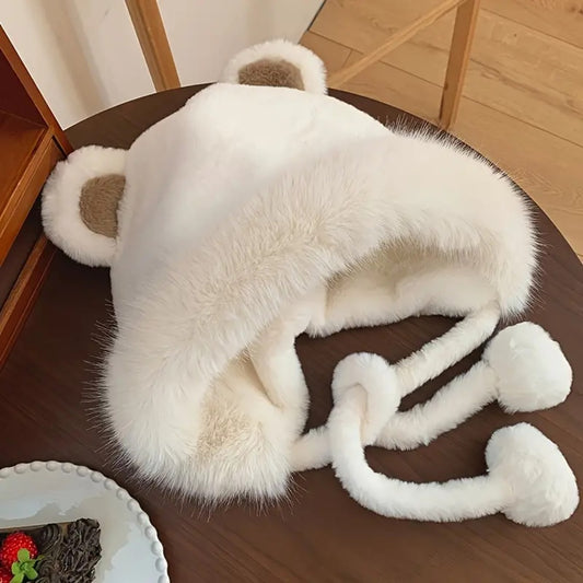 un bonnet tout fluffy et super doux doté d'oreilles d'ourson trop choupi et deux pompons
