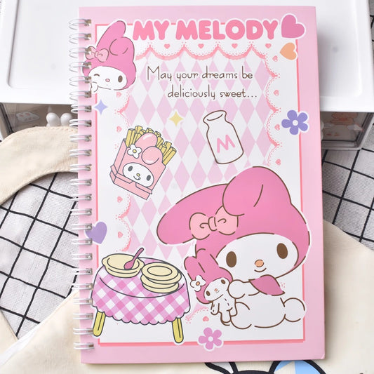 un grand carnet à spirales dans les coloris roses représentant My Melody, le lapin mignon de Sanrio. Avec son caractère doux et adorable, elle met de la couleur et de la douceur dans votre quotidien.