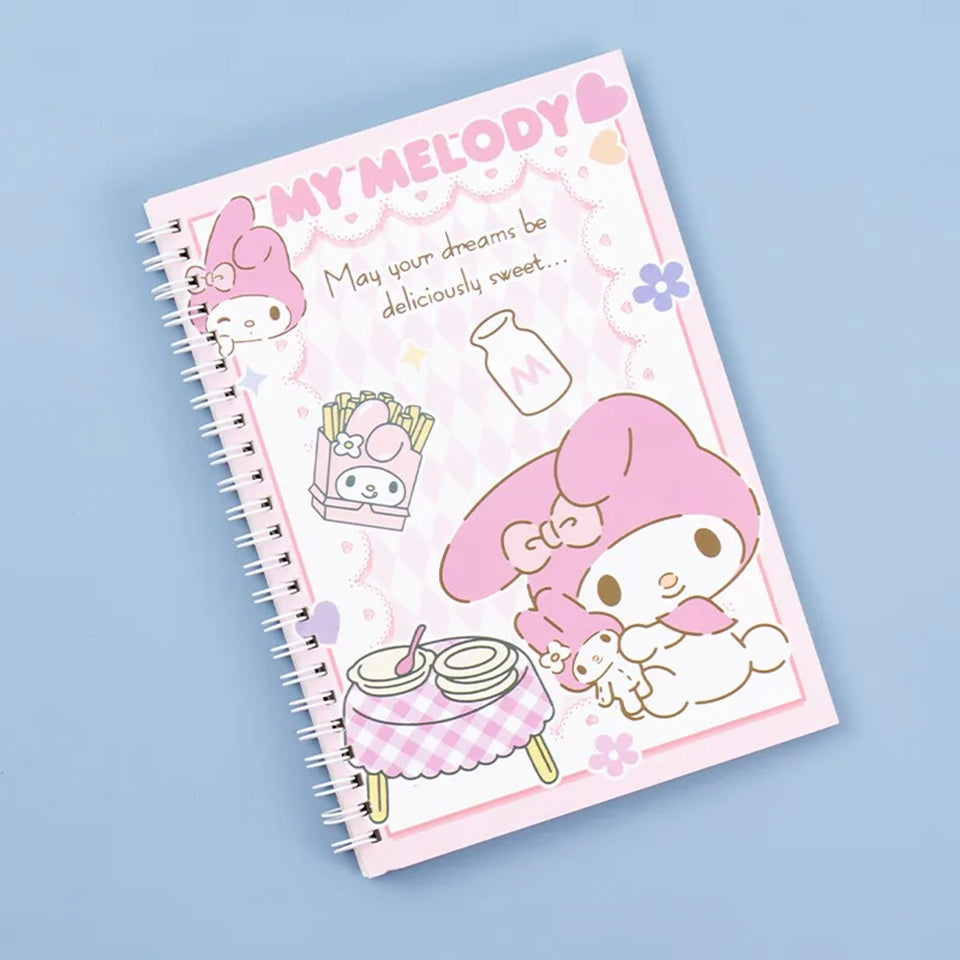 un grand carnet à spirales dans les coloris roses représentant My Melody, le lapin mignon de Sanrio. Avec son caractère doux et adorable, elle met de la couleur et de la douceur dans votre quotidien.