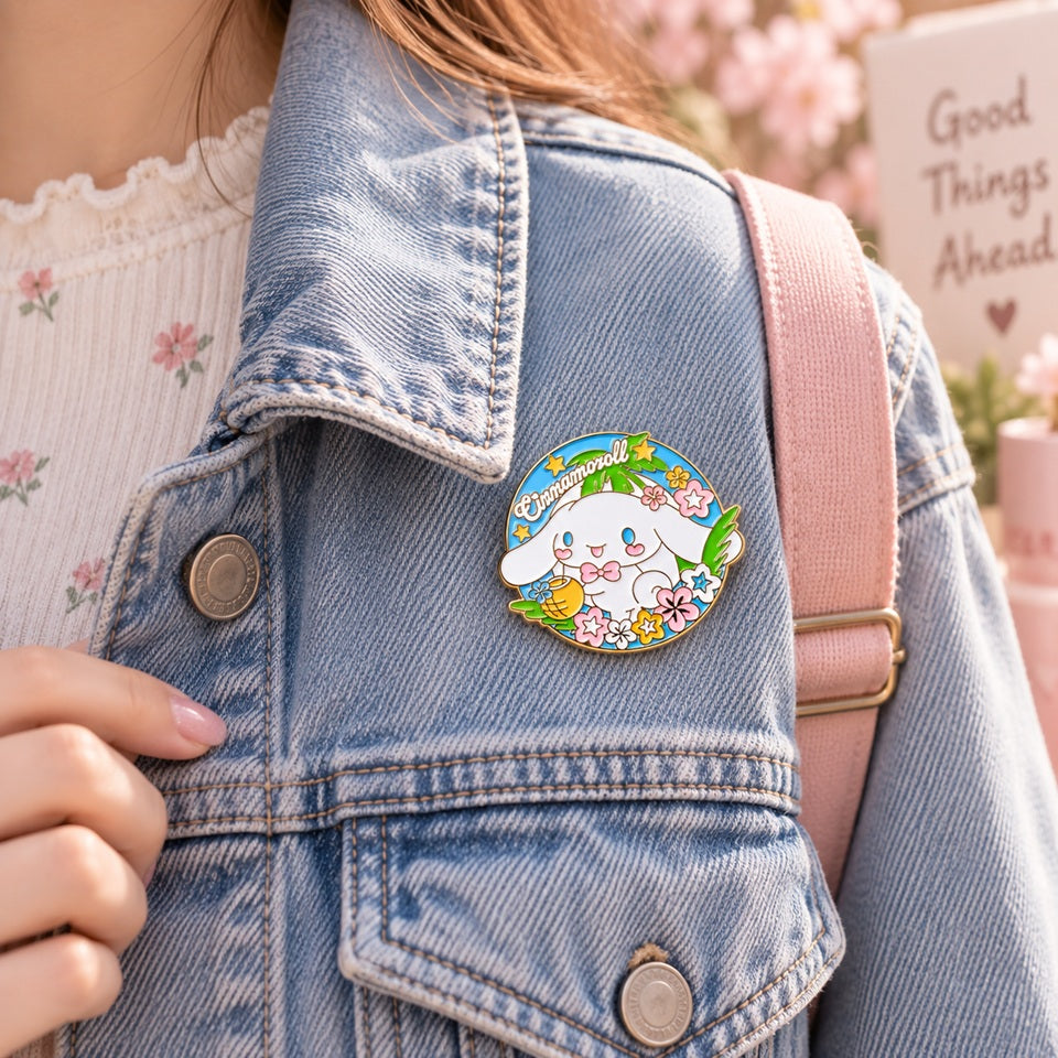 Pin’s Cinnamoroll entouré de fleurs colorées, porté sur une veste en jean bleu pour un look kawaii, mignon et printanier.