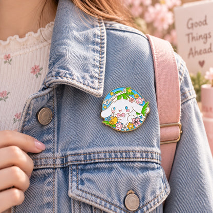 Pin’s Cinnamoroll entouré de fleurs colorées, porté sur une veste en jean bleu pour un look kawaii, mignon et printanier.