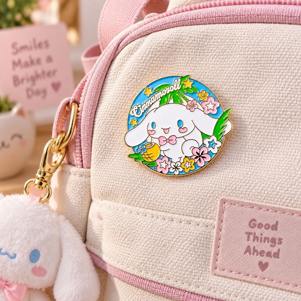 Pin’s Cinnamoroll coloré aux motifs fleuris et tropicaux, épinglé sur un sac à dos beige et rose dans un décor kawaii doux et lumineux.