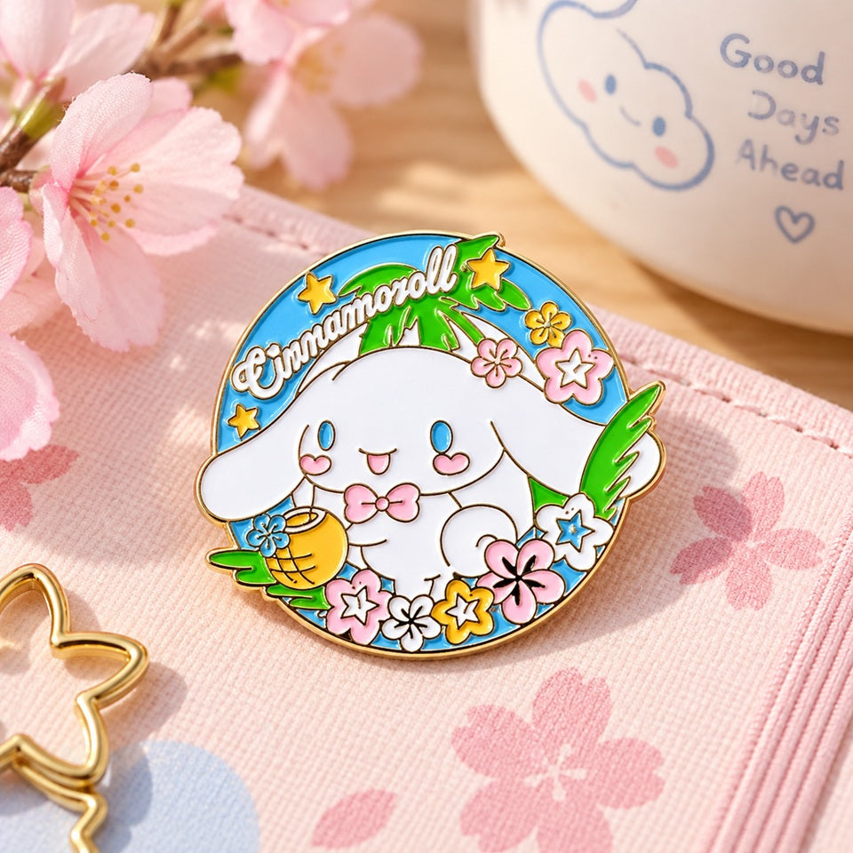 Pin’s Cinnamoroll coloré aux motifs de fleurs tropicales, étoiles et feuillages, avec finitions dorées légèrement brillantes, présenté dans un décor kawaii rose et fleuri.