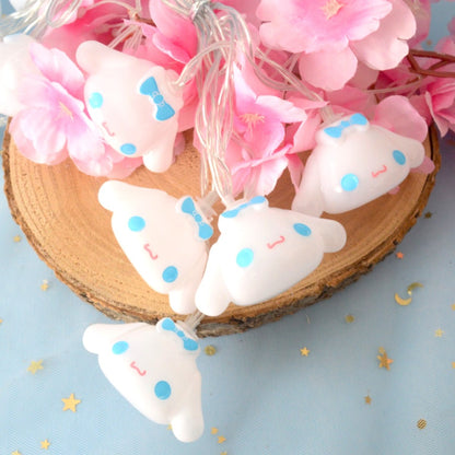 une guirlande LED en forme de cinnamoroll. Elle est toute mignonne et diffuse une lumière jaune douce et chaleureuse.