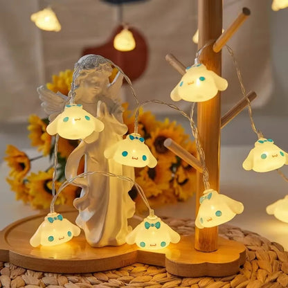 une guirlande LED en forme de cinnamoroll. Elle est toute mignonne et diffuse une lumière jaune douce et chaleureuse.