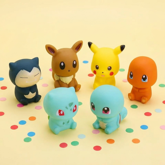 Squeacky Pokémon chibi mis en scène sur fond pastel jaune – figurines kawaii colorées à collectionner